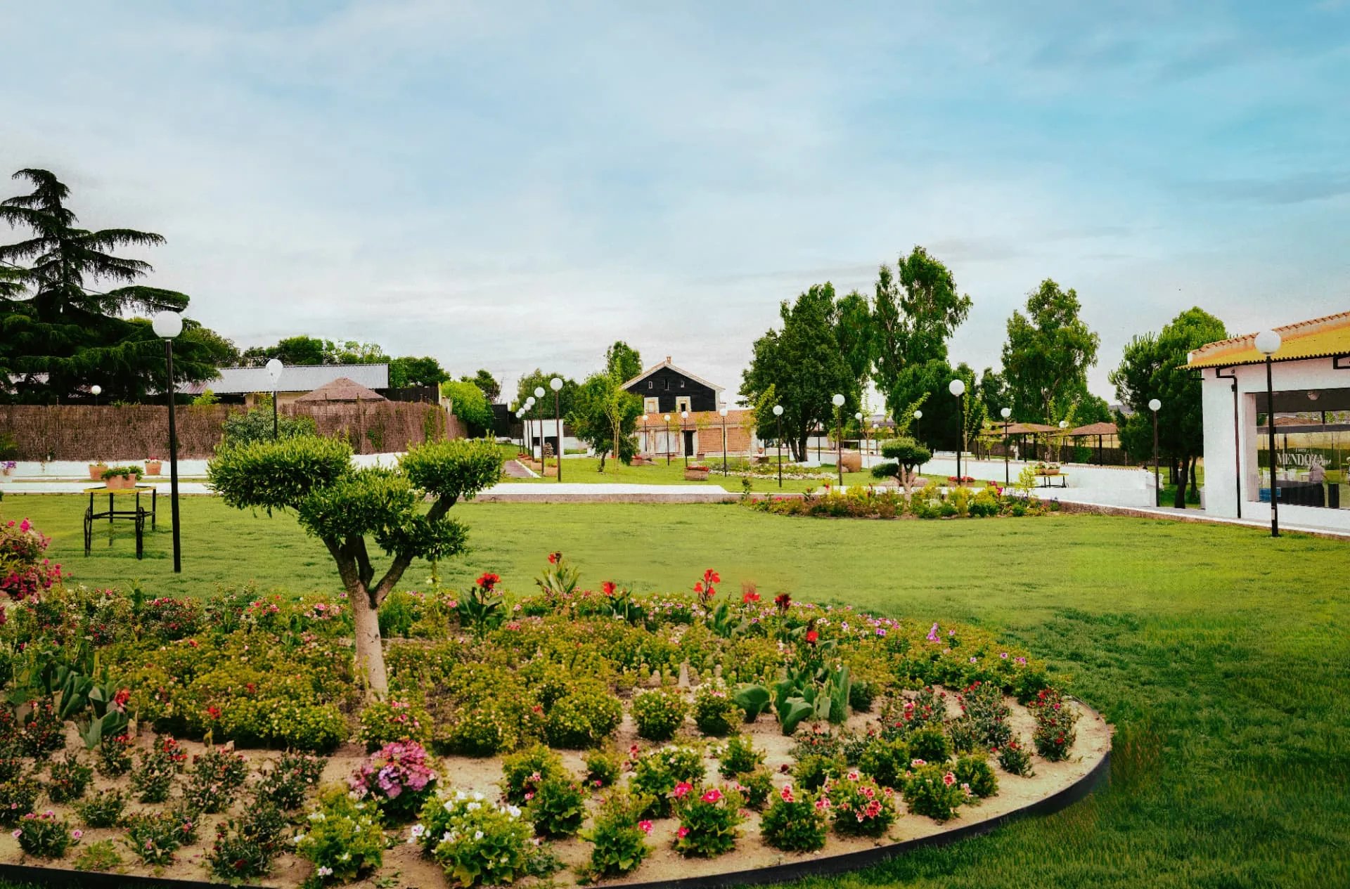 Jardines y casa de Finca Mendoza con faroles ornamentales