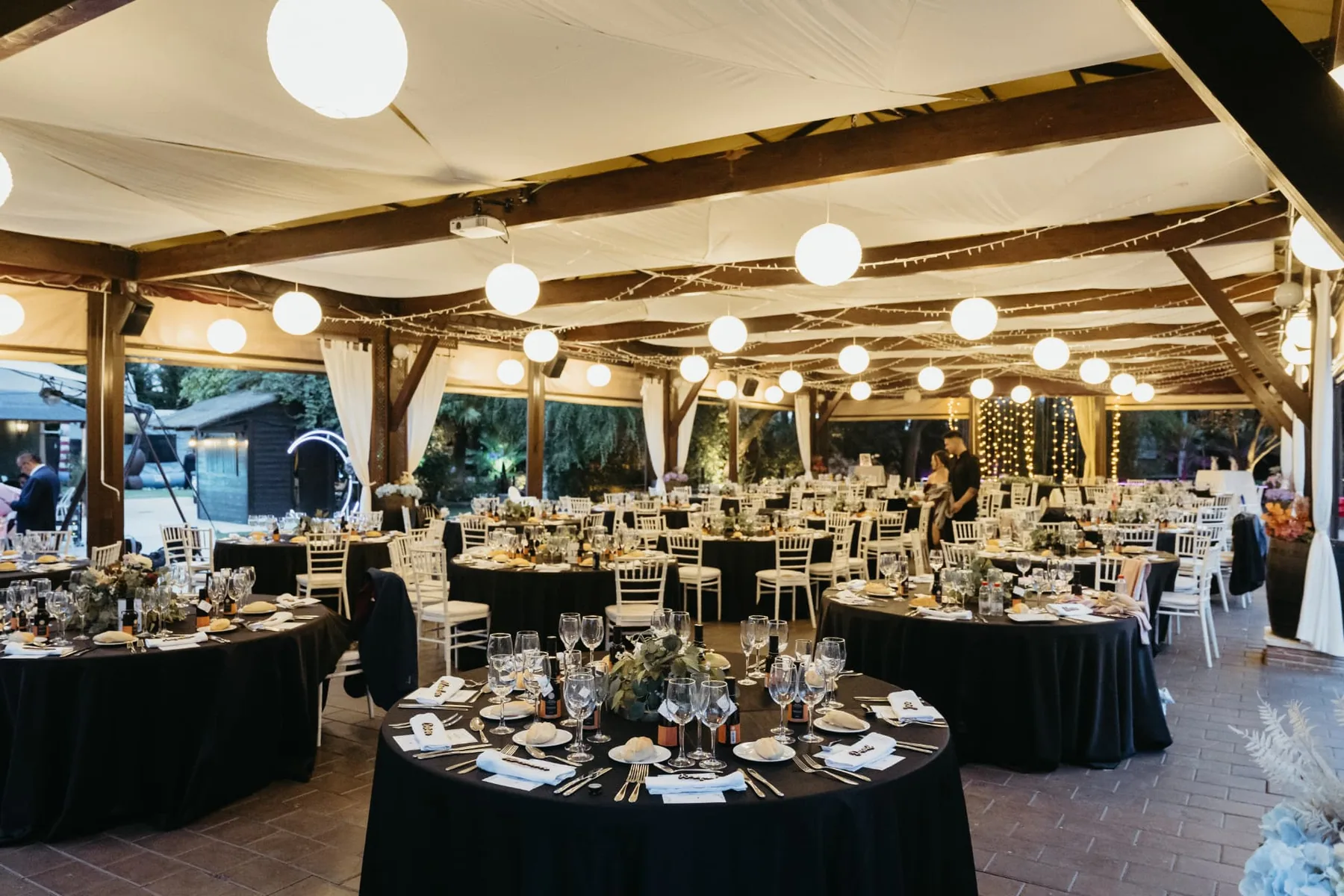 Salón de banquete con farolillos y guirnaldas de luces en Espacio Éboli