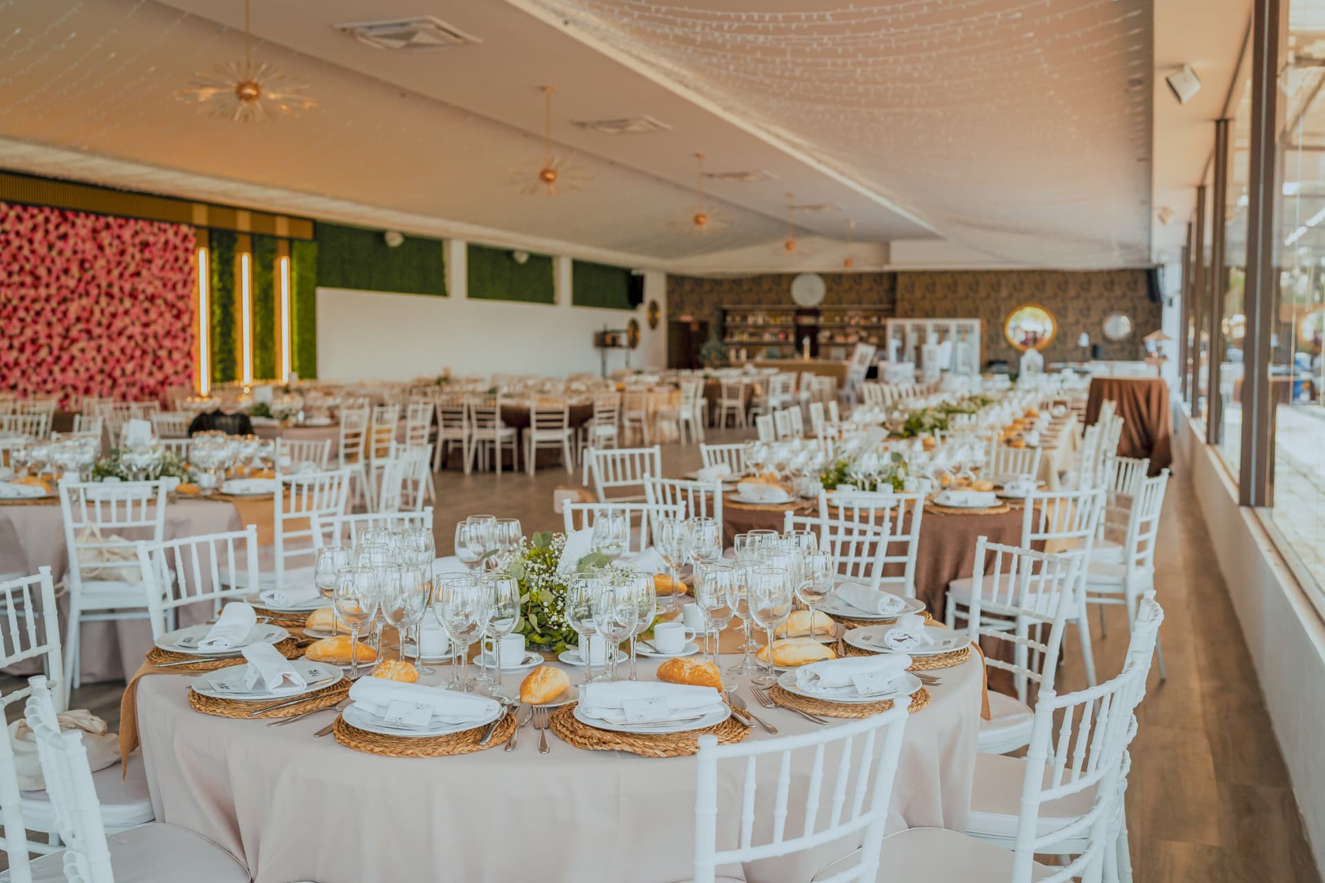 Salón de banquete de Finca Mendoza con mesas elegantemente decoradas y luces de hadas