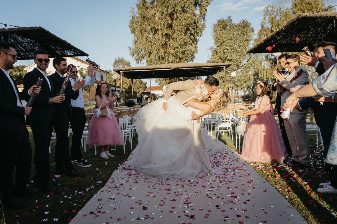 Novios besándose entre confeti en Finca Mendoza