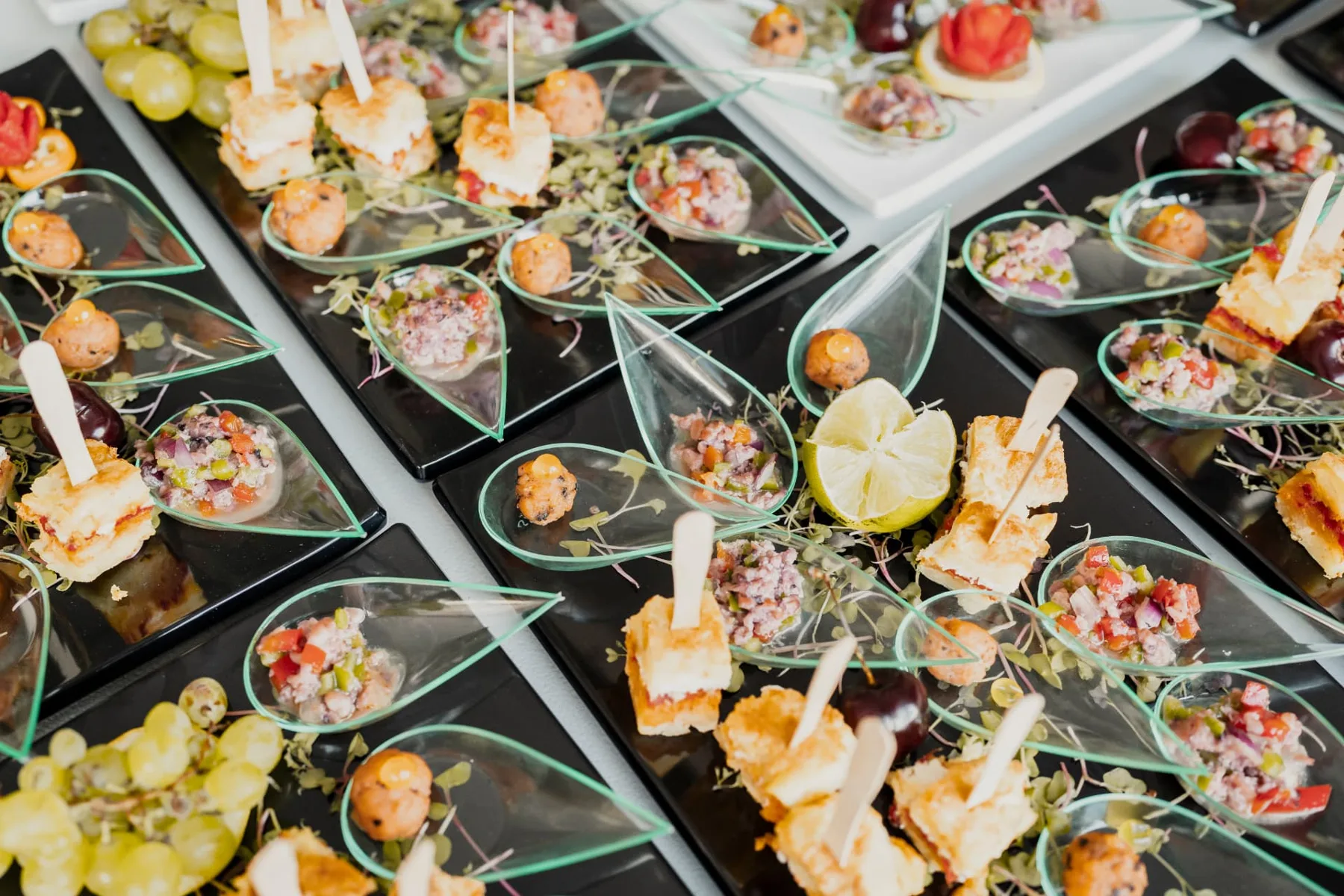 Aperitivos y canapés del cóctel de una boda en Finca Mendoza