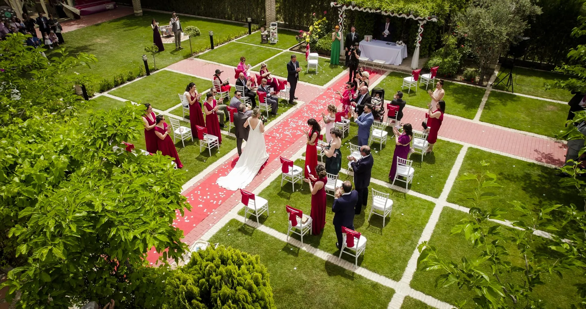 Vista aérea de una ceremonia en los jardines de Finca Los Rosales de Cubas