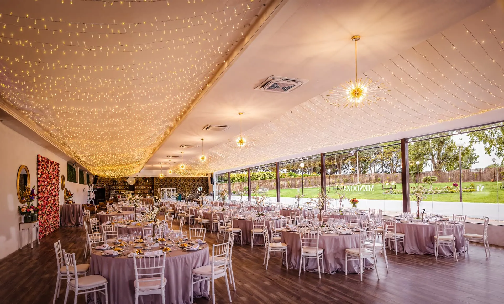 Salón de banquete de Finca Mendoza con techo de luces