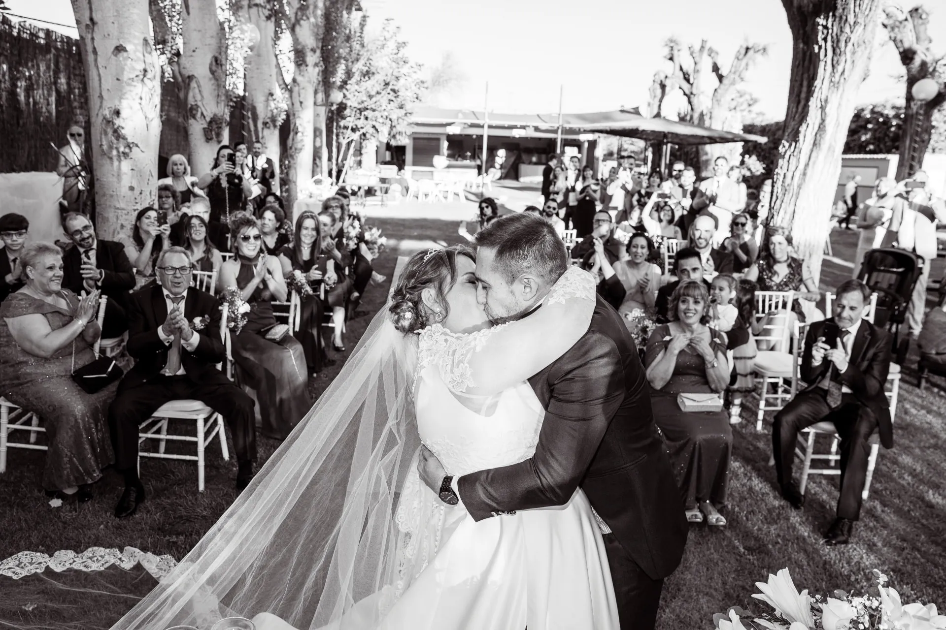 Beso de los novios en la ceremonia de Ribera II