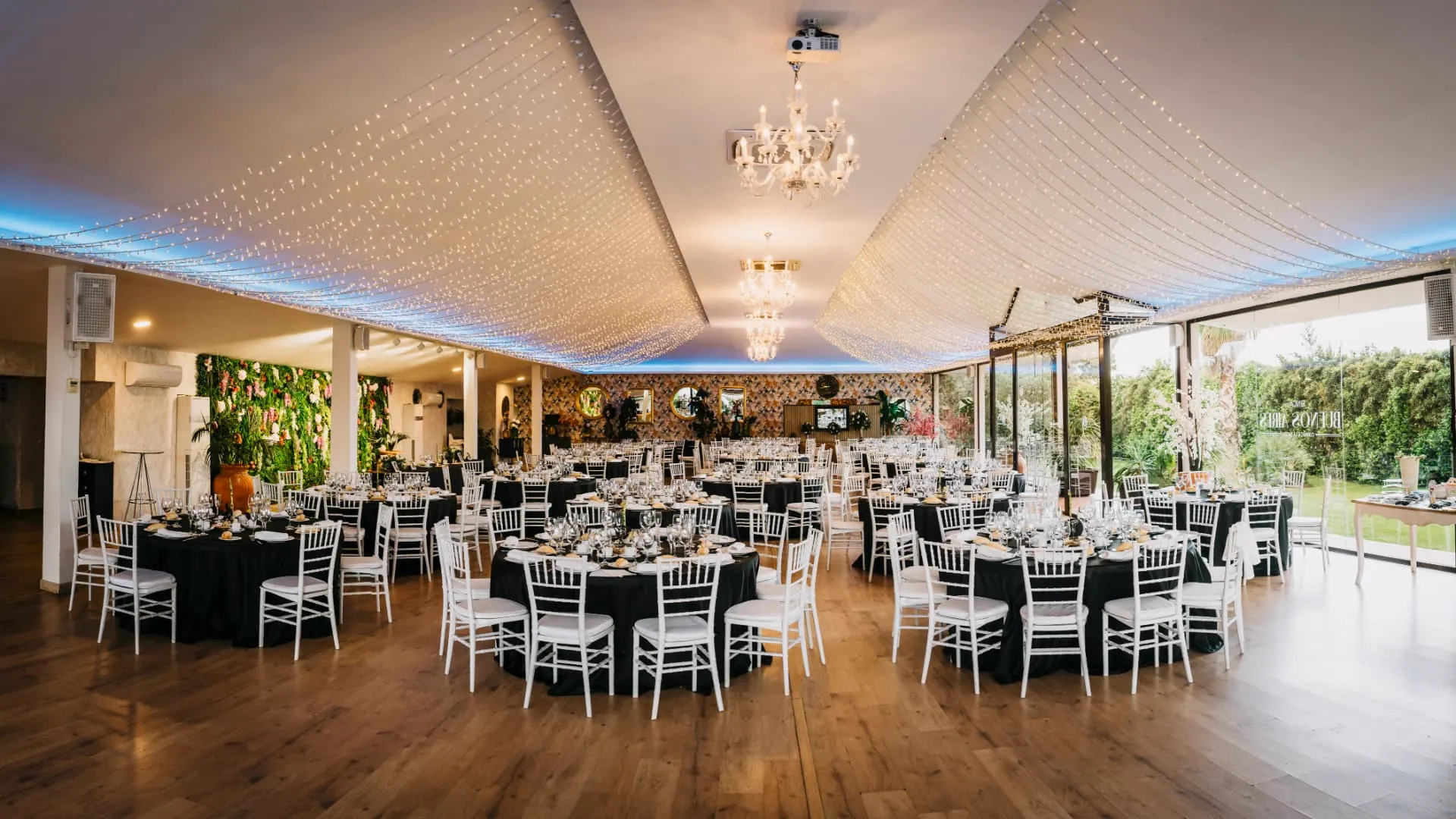 Salón acristalado montado para un banquete en Finca Buenos Aires