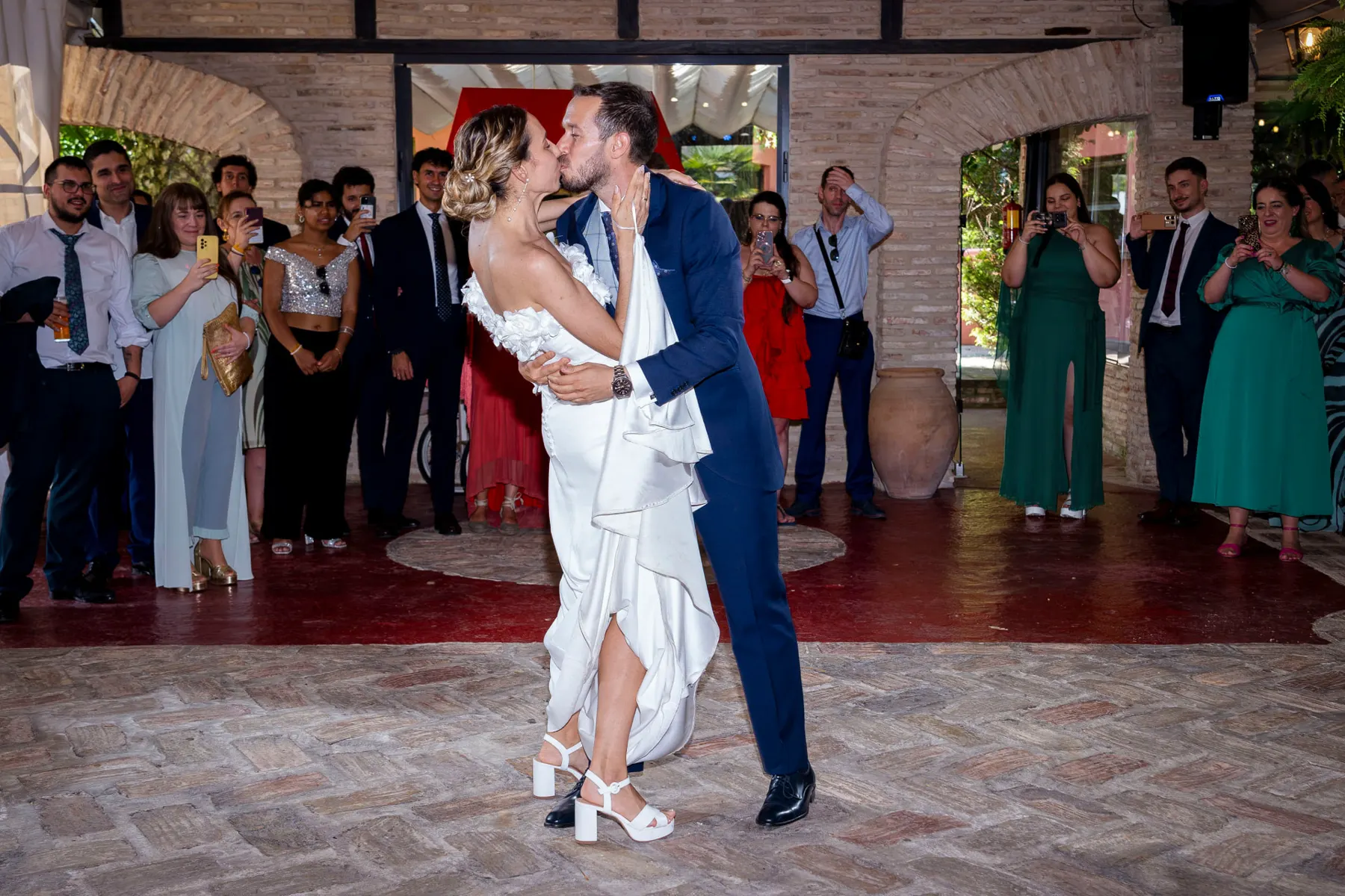 Primer baile de los novios en el salón de ladrillo visto de Finca La Peraleña