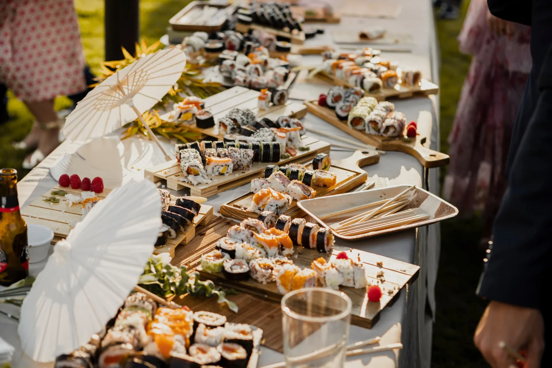 Corner de sushi servido en tablas de madera durante el cóctel de boda