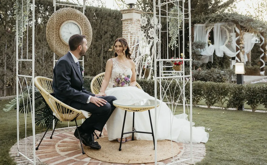 Novios sentados en la zona chill out de Finca Los Rosales de Cubas