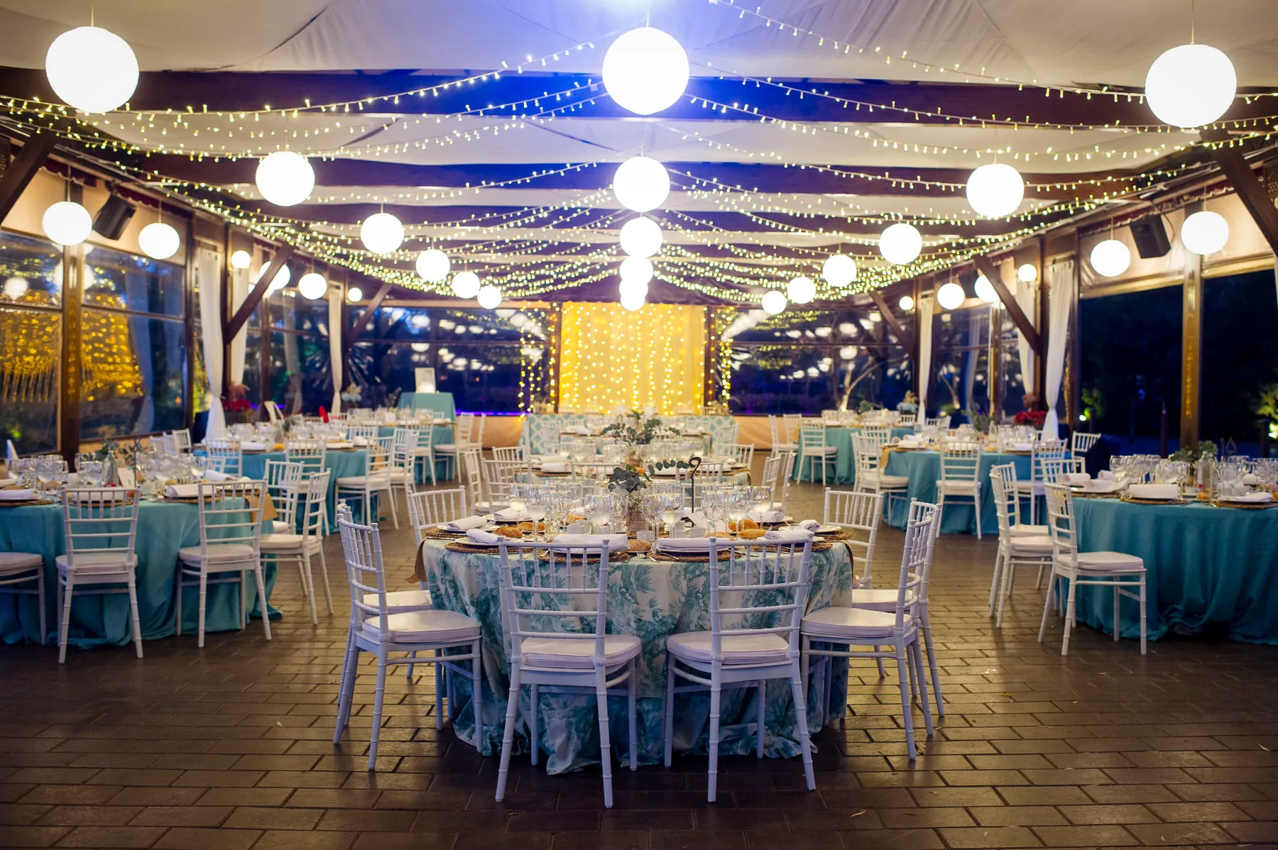 Banquete en carpa con luces y mesas montadas en Espacio Éboli