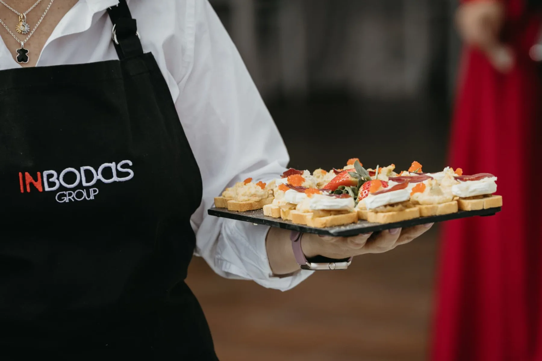 Camarera de InBodas sirviendo canapés en Gurugú I