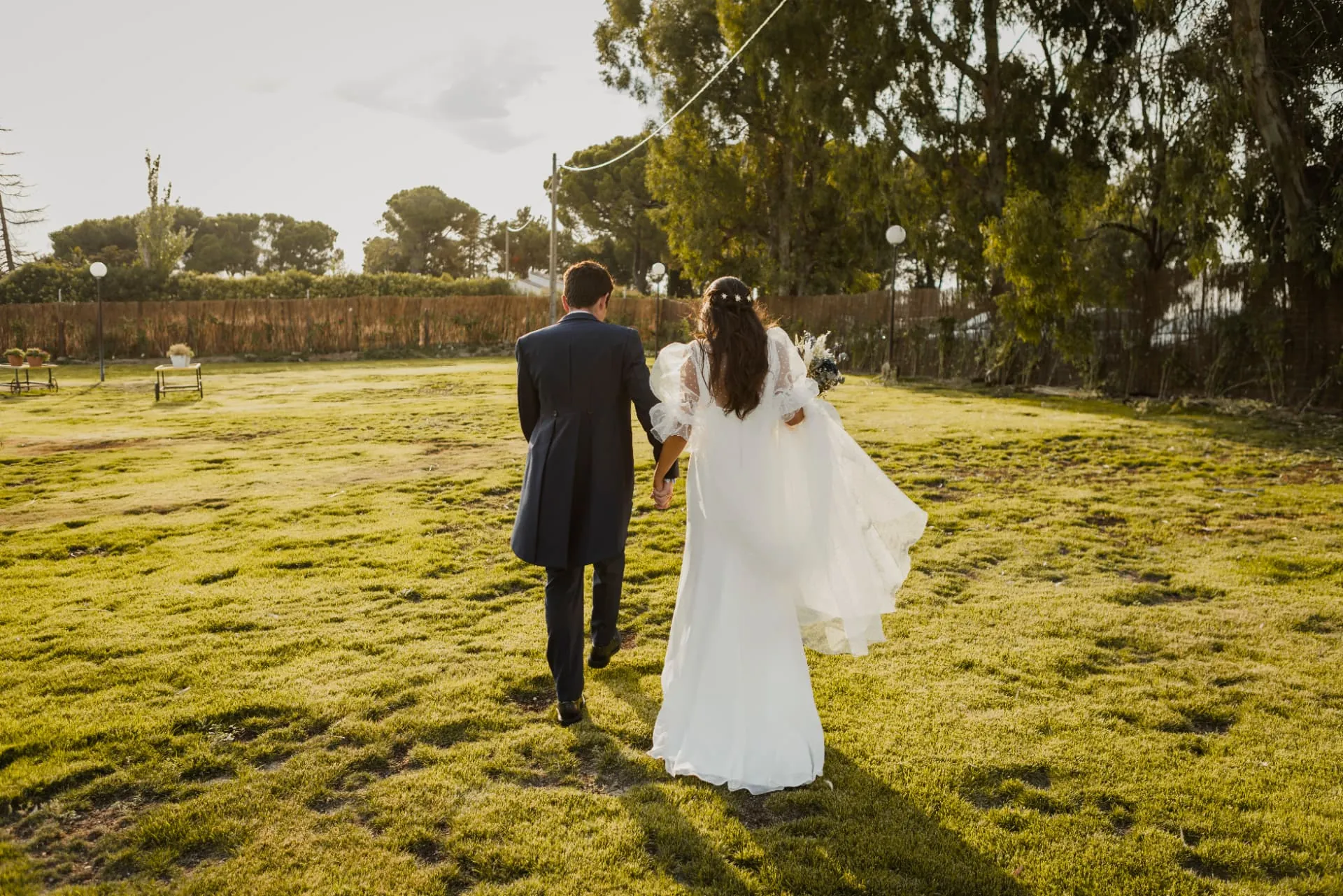 Novios paseando por los jardines de Finca Mendoza al atardecer