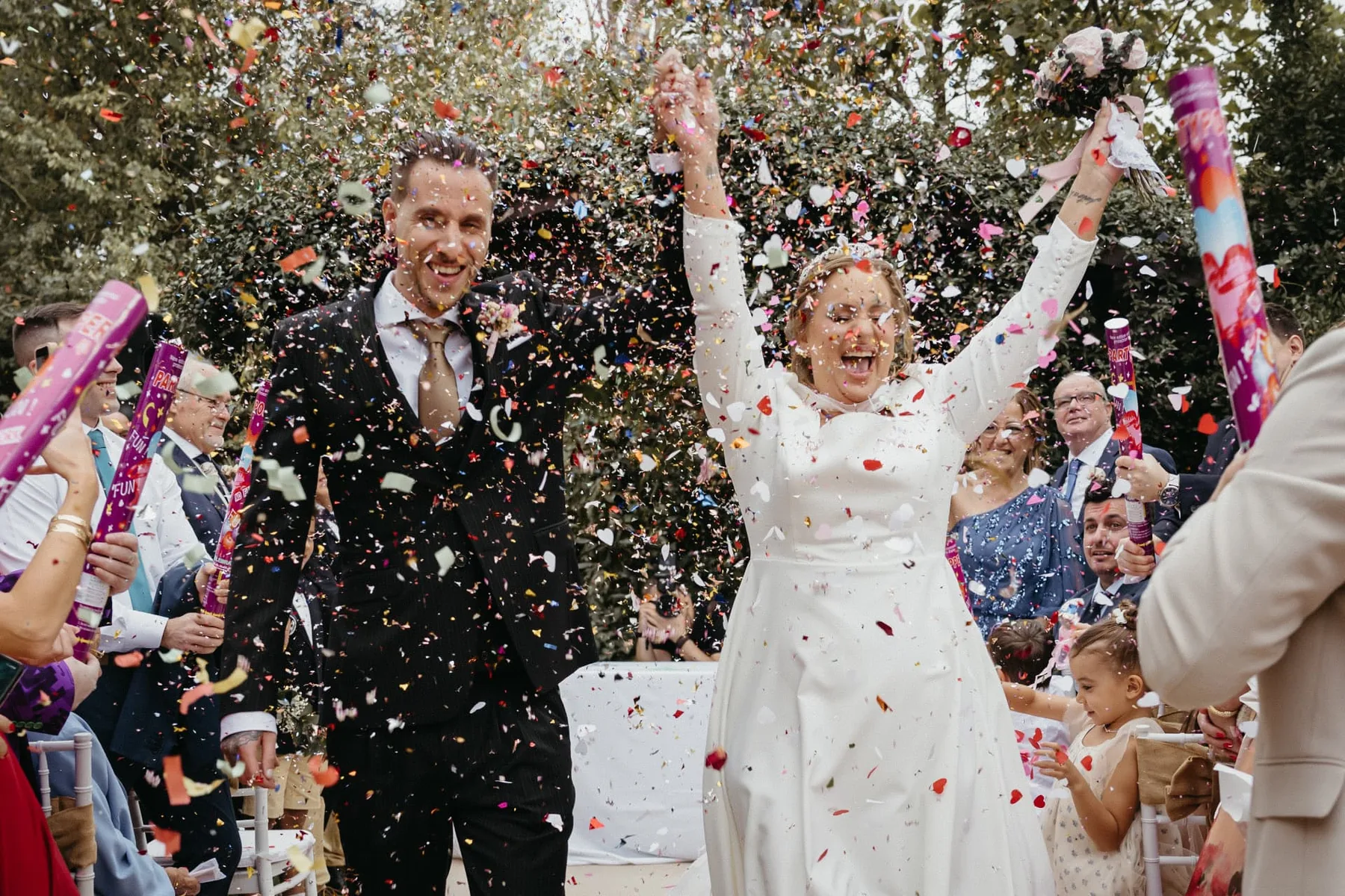 Novios saliendo de la ceremonia entre confeti en Espacio Éboli