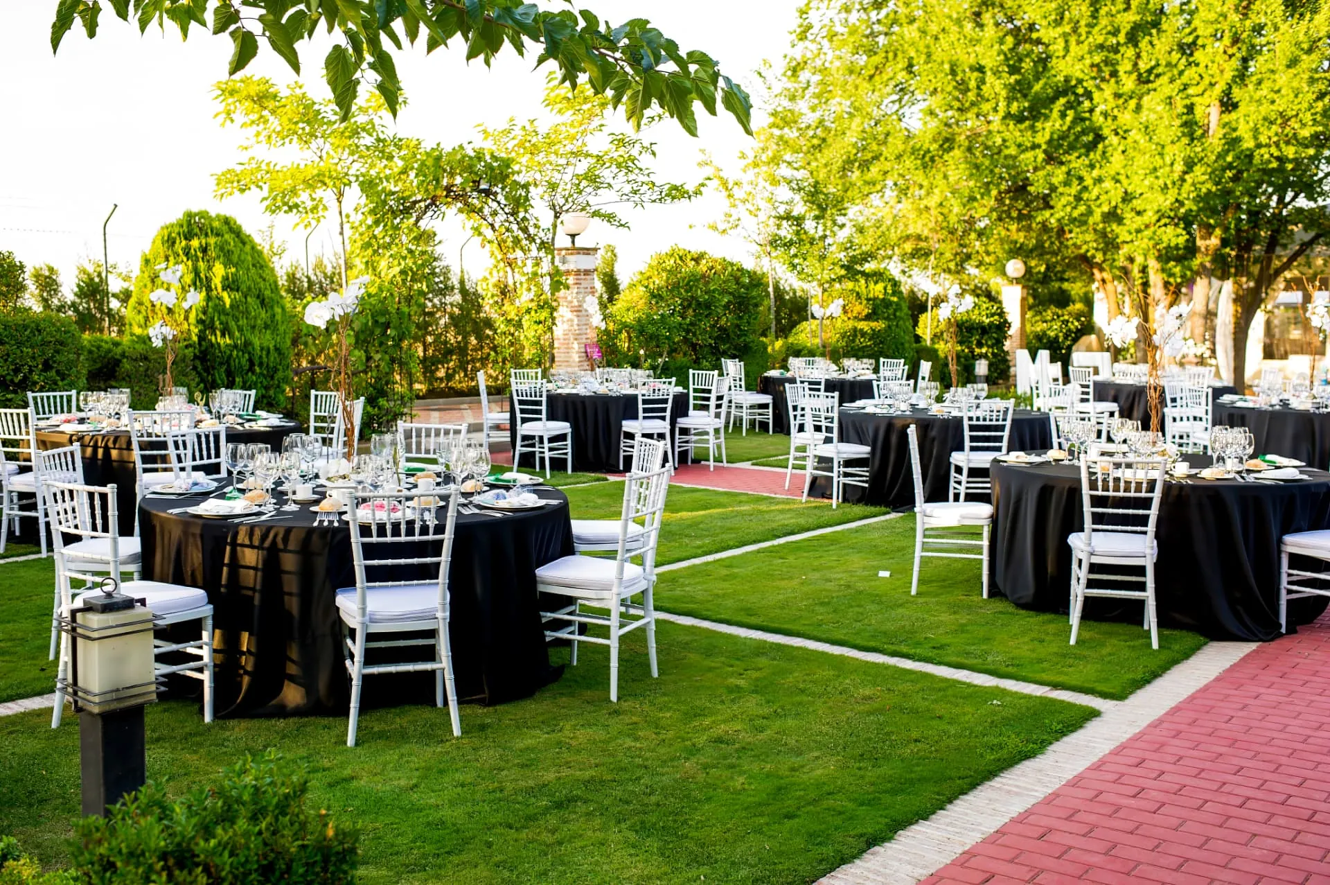 Banquete al aire libre en los jardines de Finca Los Rosales de Cubas
