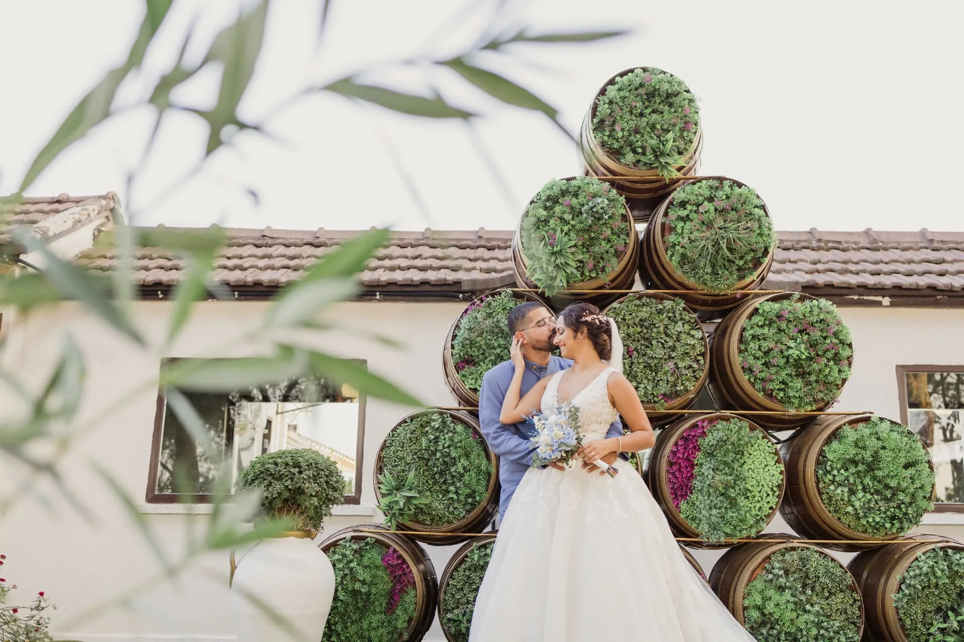 Novios besándose en Finca Buenos Aires