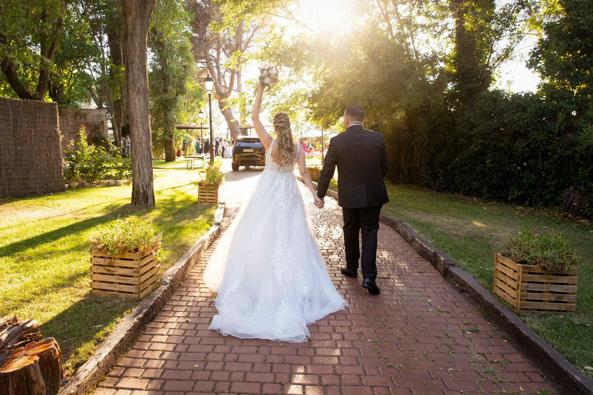 Novios paseando por los jardines de Gurugú I al atardecer