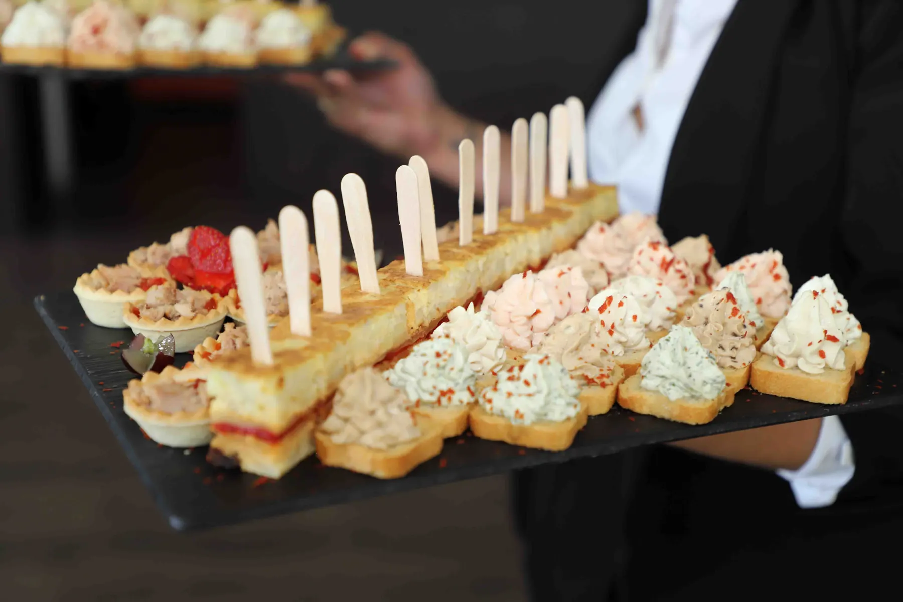 Bandeja de aperitivos y canapés servidos en el cóctel de Finca La Peraleña