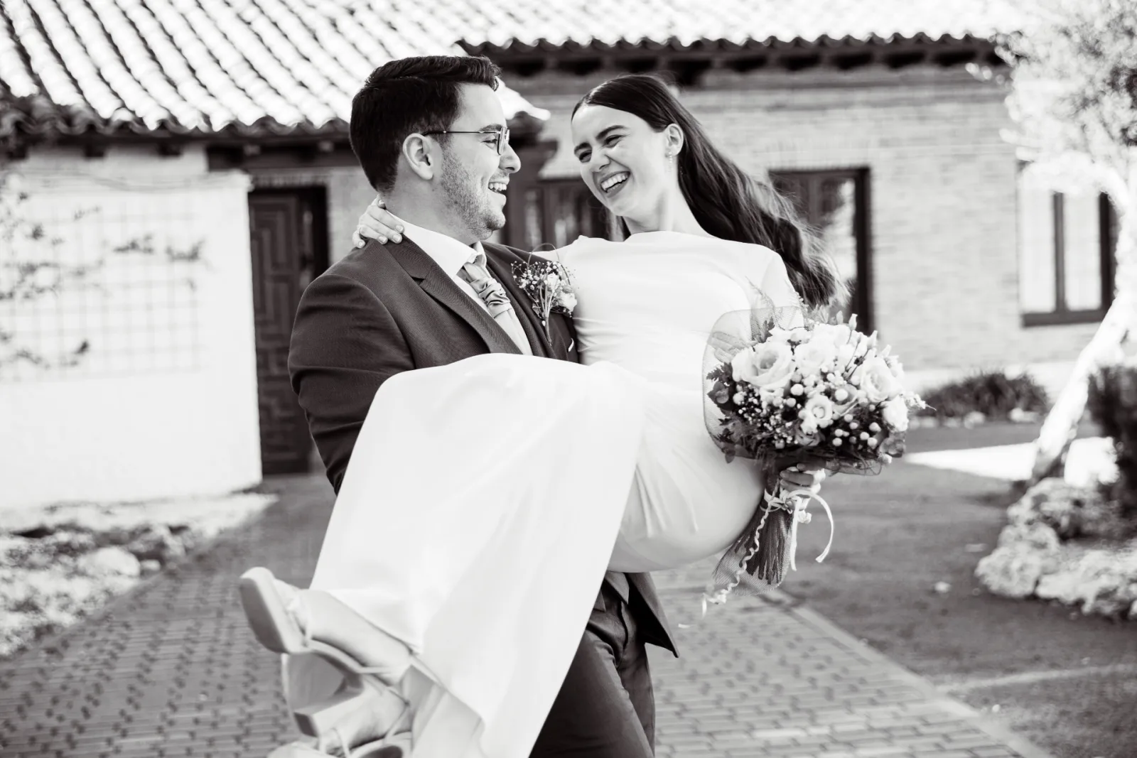 Pareja de novios en boda de InBodas, momento de celebración