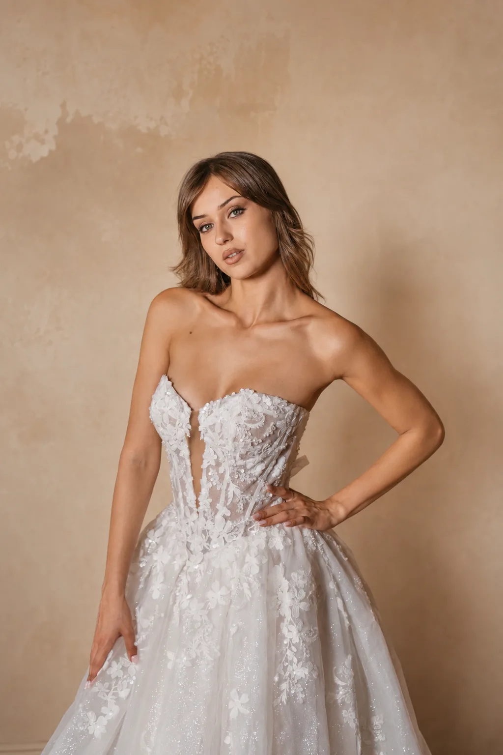 Novia con vestido de encaje bordado y escote corazón