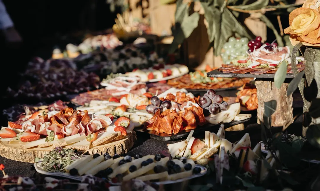 Mesa de cóctel con quesos y embutidos en Finca Buenos Aires