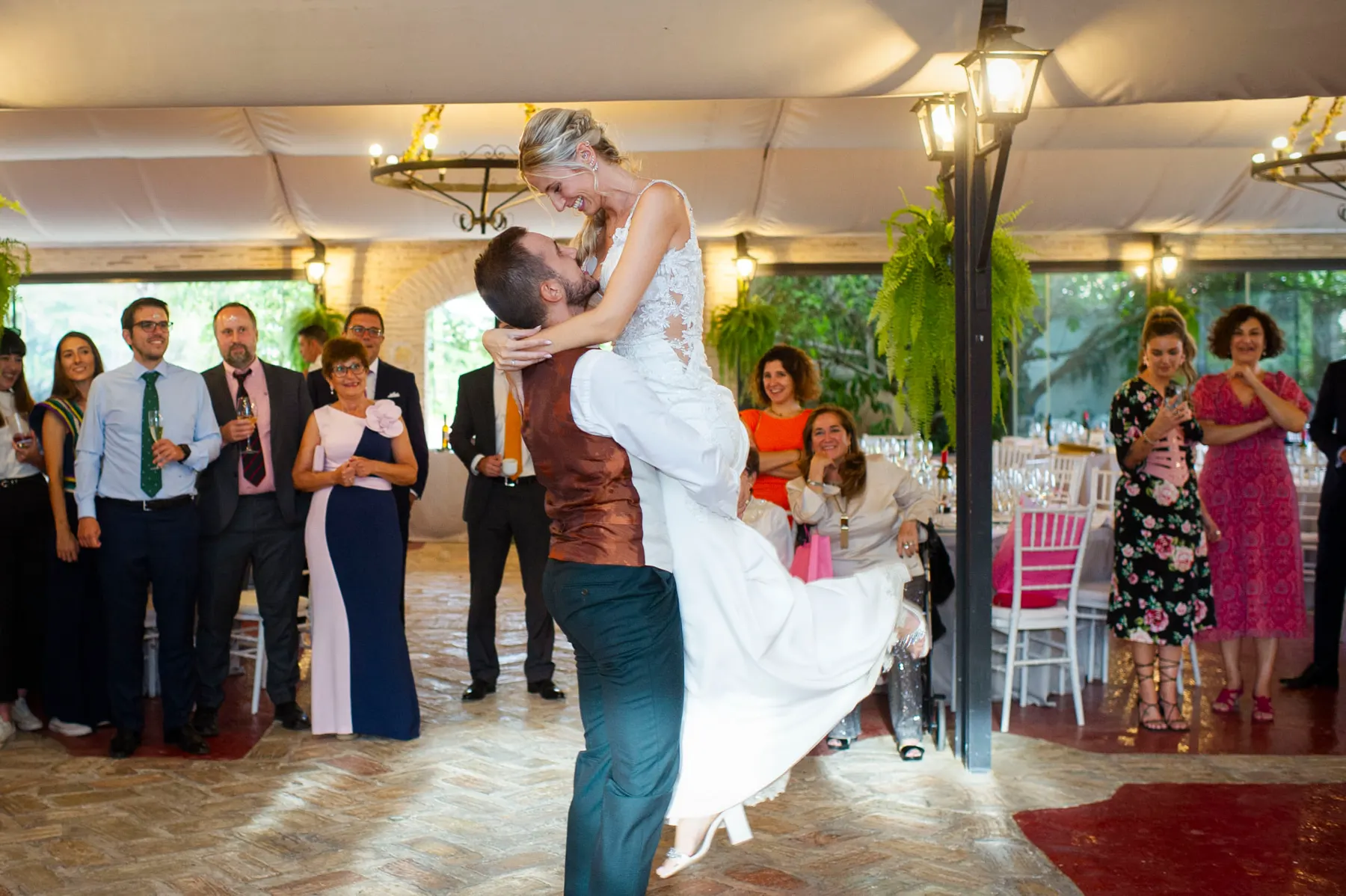 Novios bailando bajo la carpa acristalada durante el banquete en Finca La Peraleña