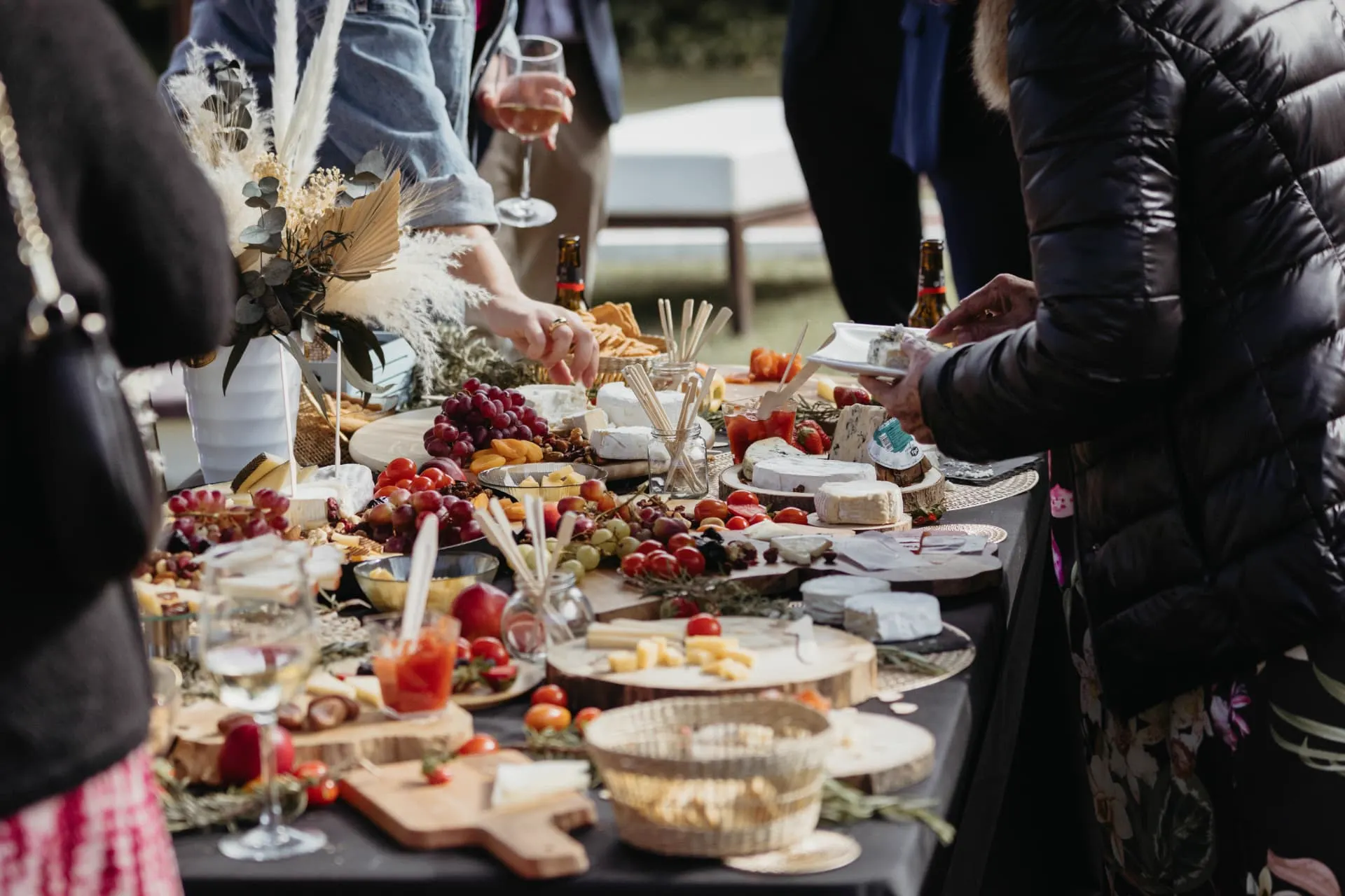 Mesa de quesos en el cóctel de una boda en Finca La Plata