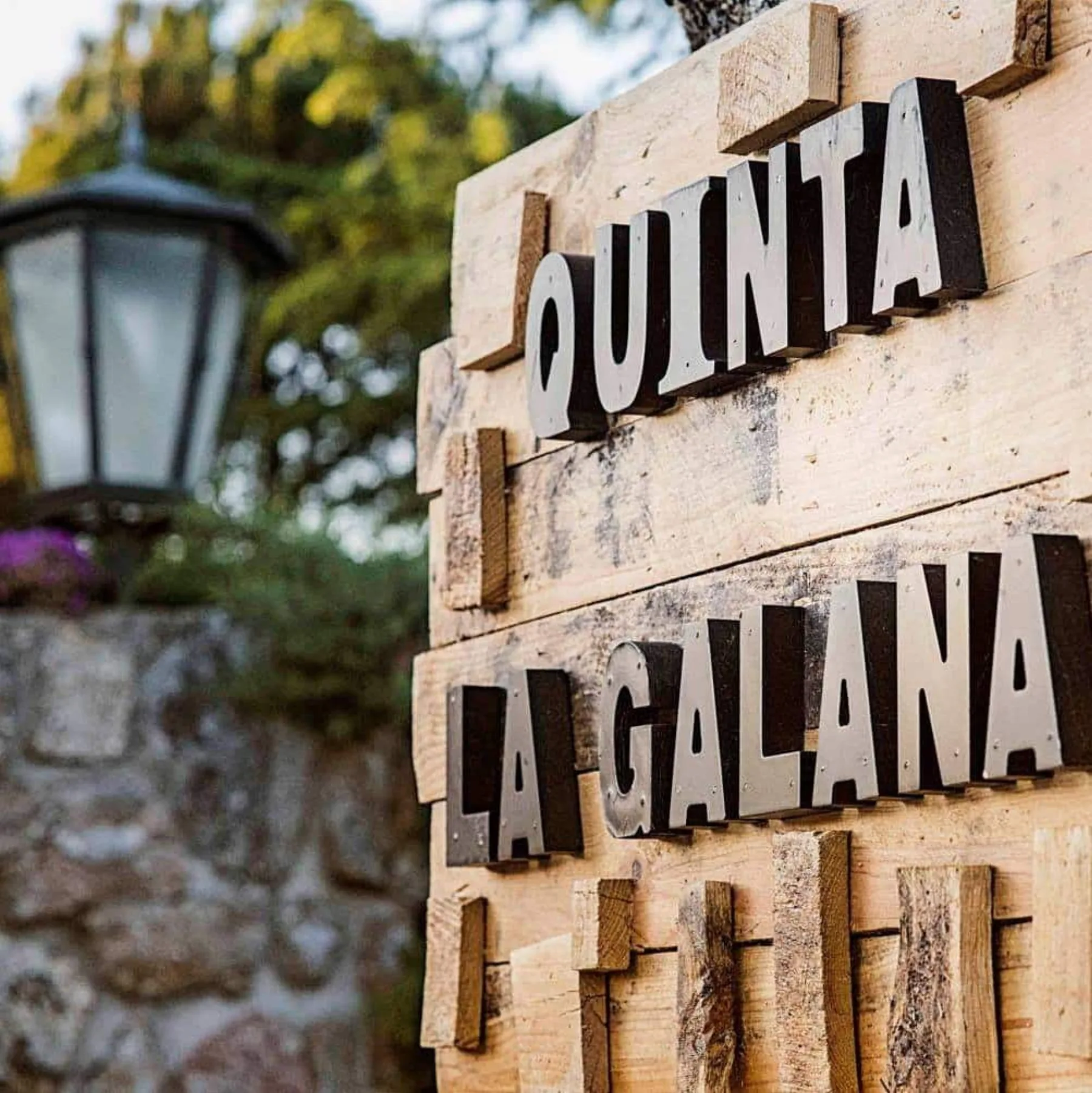 Cartel de madera con el nombre de Finca Quinta La Galana
