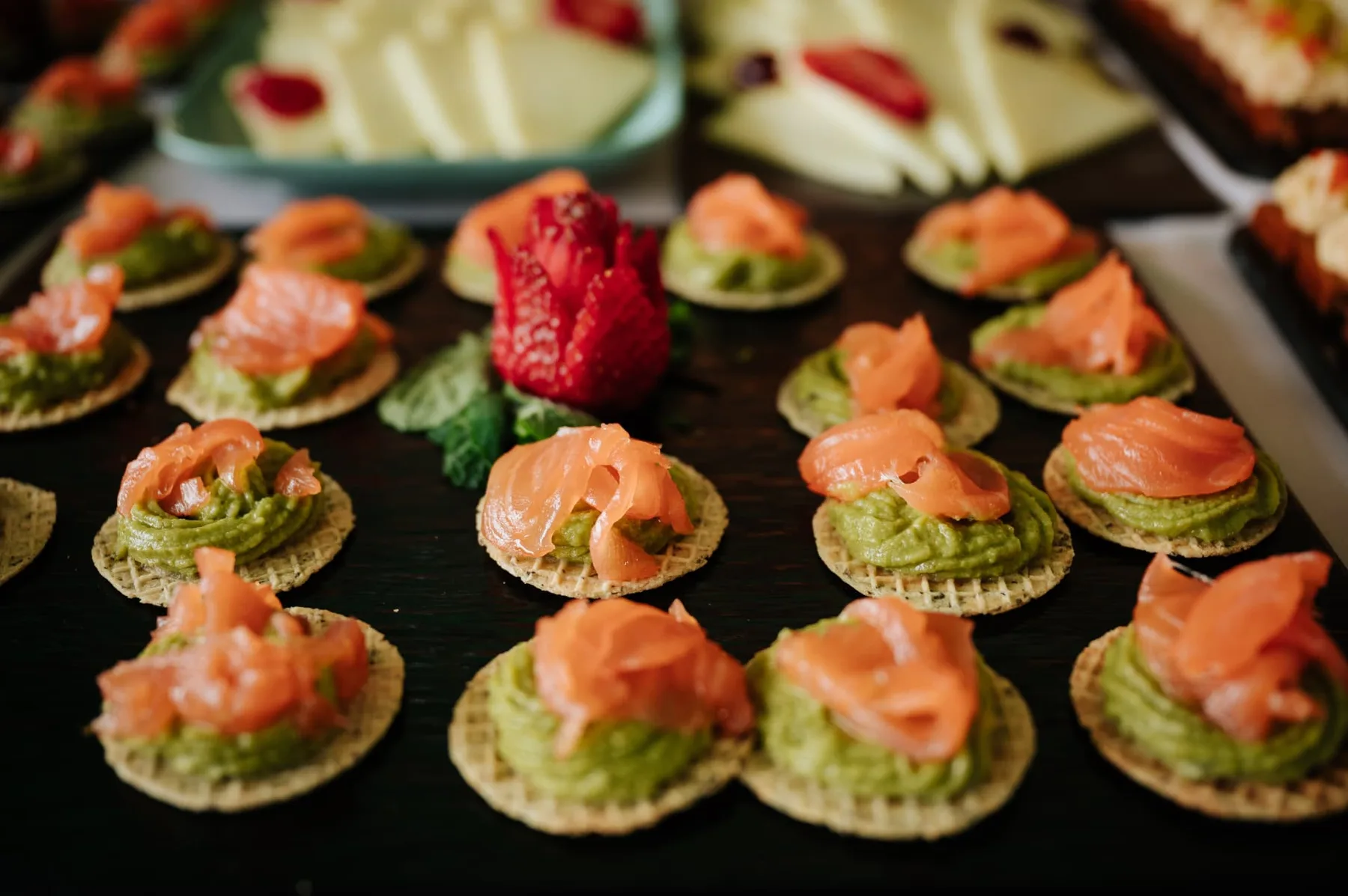 Canapés de salmón y aguacate en el cóctel de Gurugú II