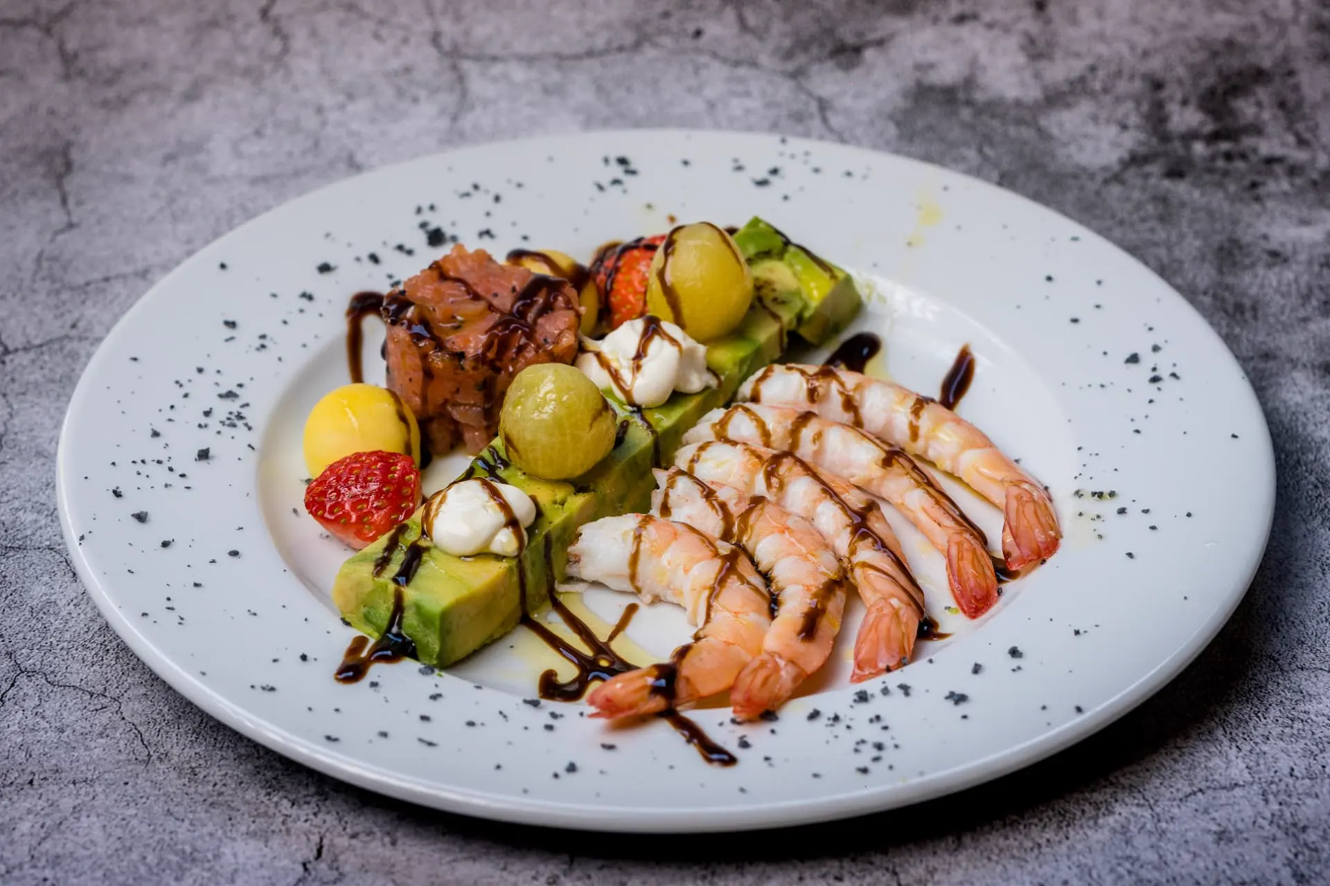 Carpaccio de aguacate con langostinos y tartar de salmón en Finca Buenos Aires