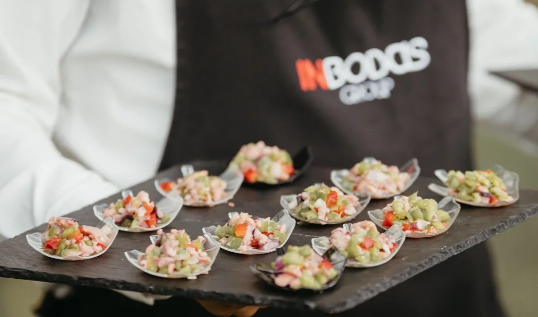 Camarero de InBodas sirviendo cucharas de ceviche durante el cóctel en Finca Los Rosales de Cubas
