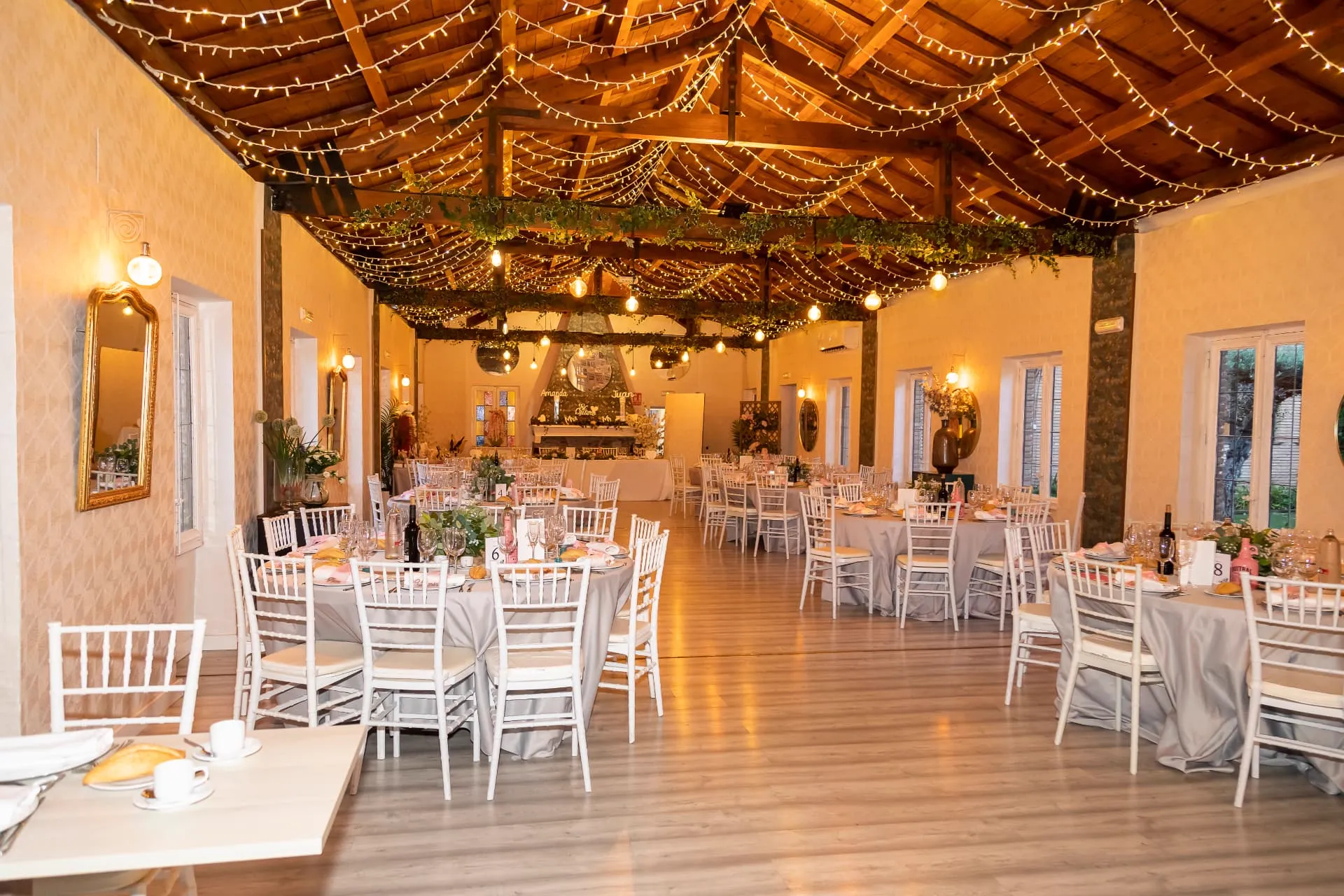 Salón de banquete de madera de Gurugú II iluminado con guirnaldas