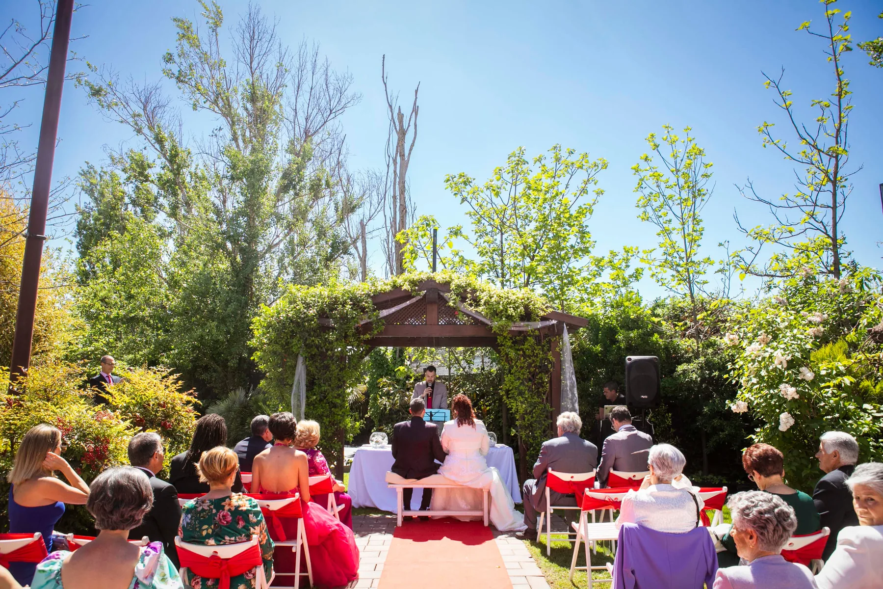 Ceremonia civil al aire libre bajo un cenador vegetal en Espacio Éboli
