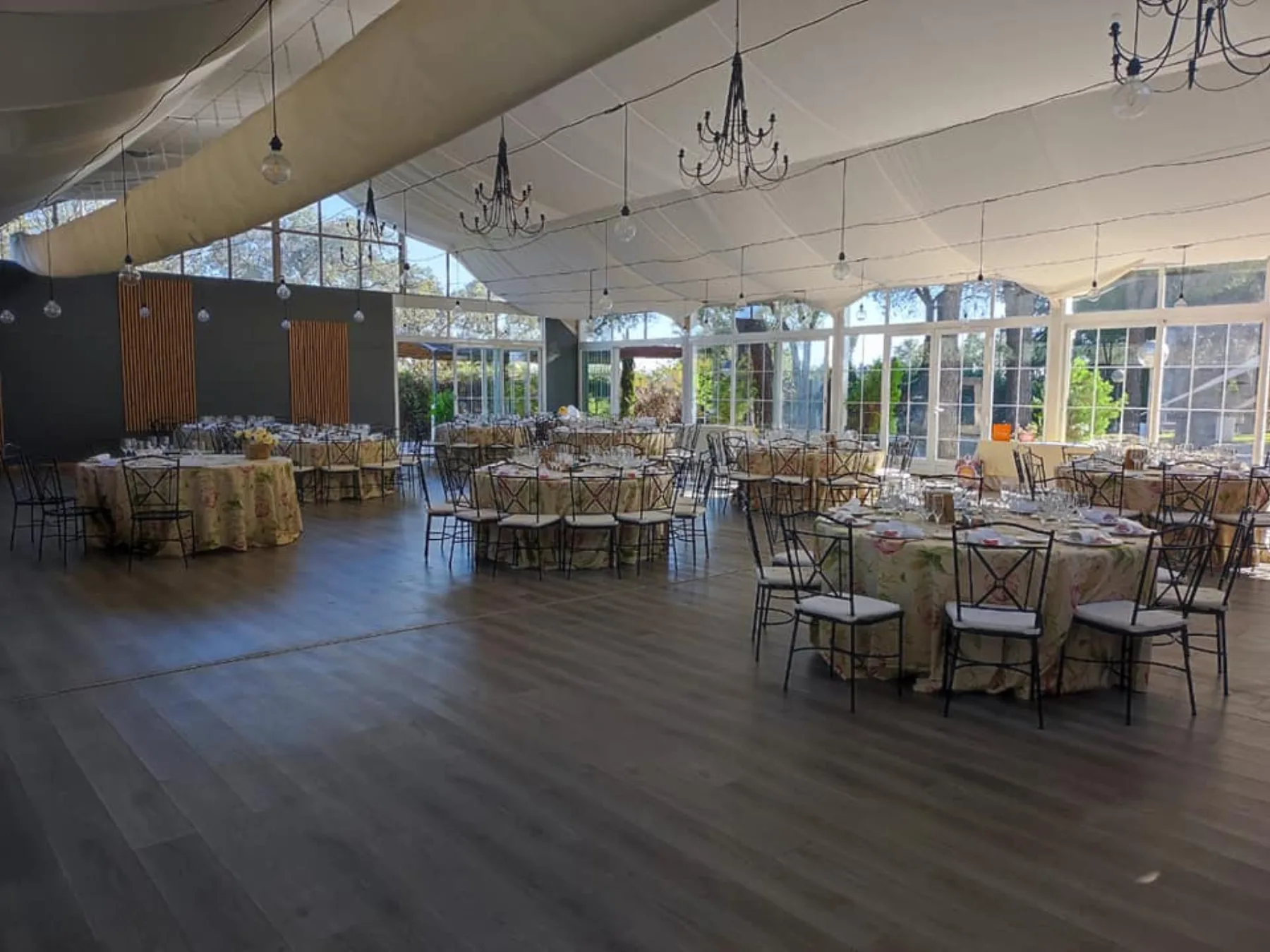 Salón de banquete con techo entelado y lámparas en Finca Quinta La Galana