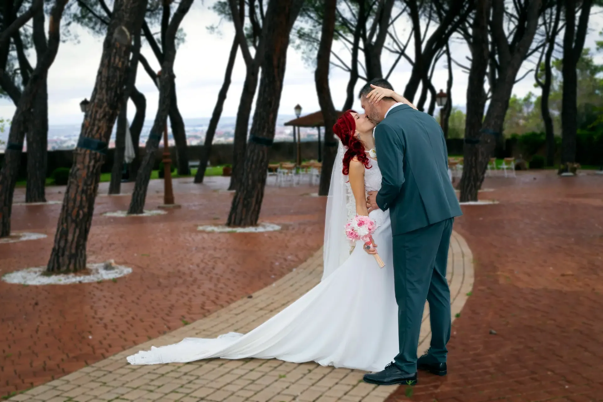 Novios besándose en el pinar de Gurugú II