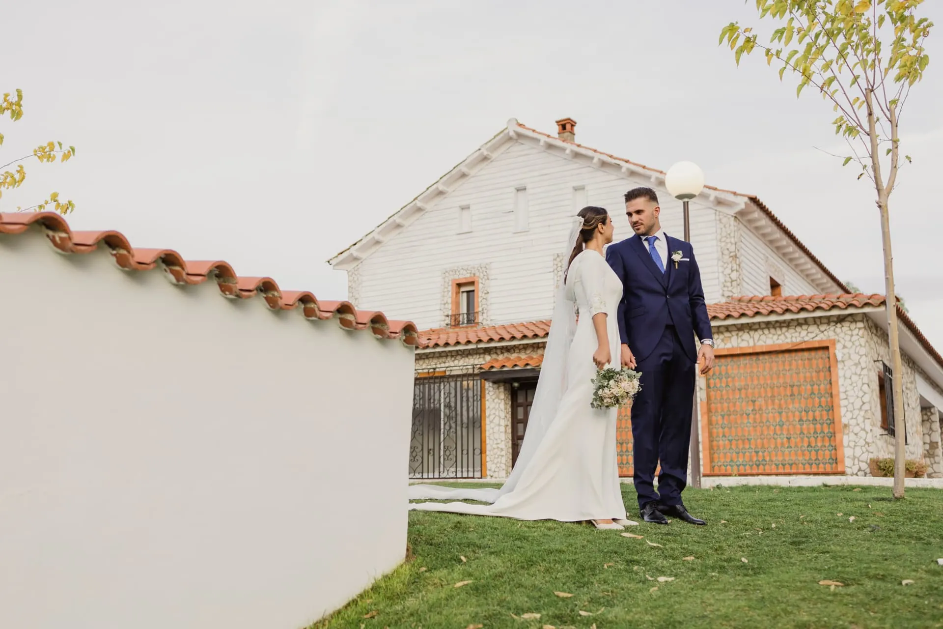 Novios en los jardines de Finca Mendoza