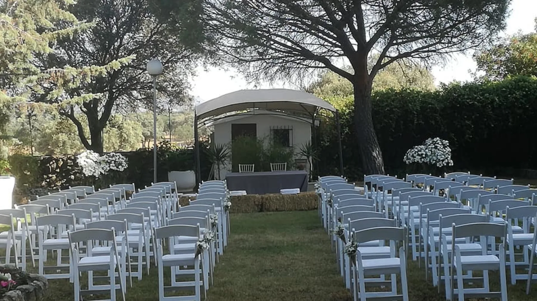 Ceremonia civil montada en el jardín de Finca Quinta La Galana