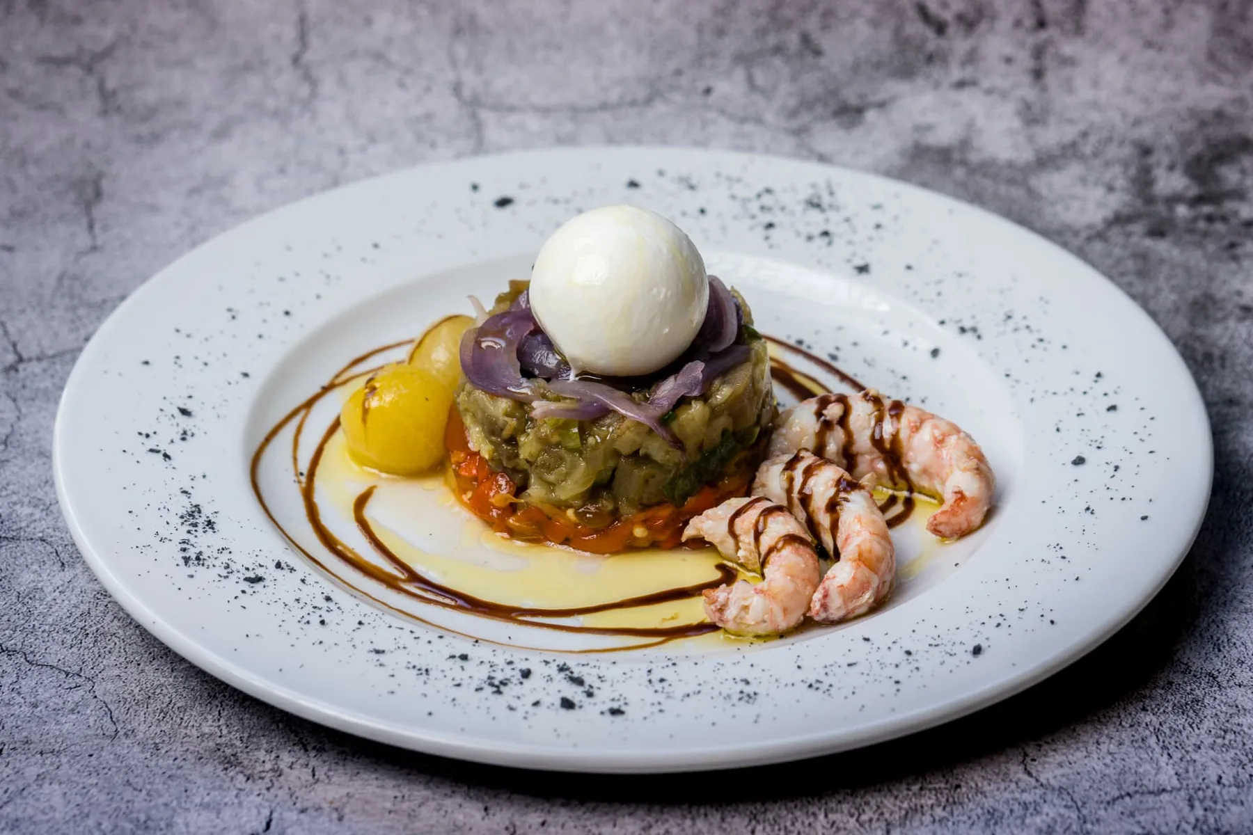 Tartar de verduras asadas con camarones y vinagreta de ajos negros