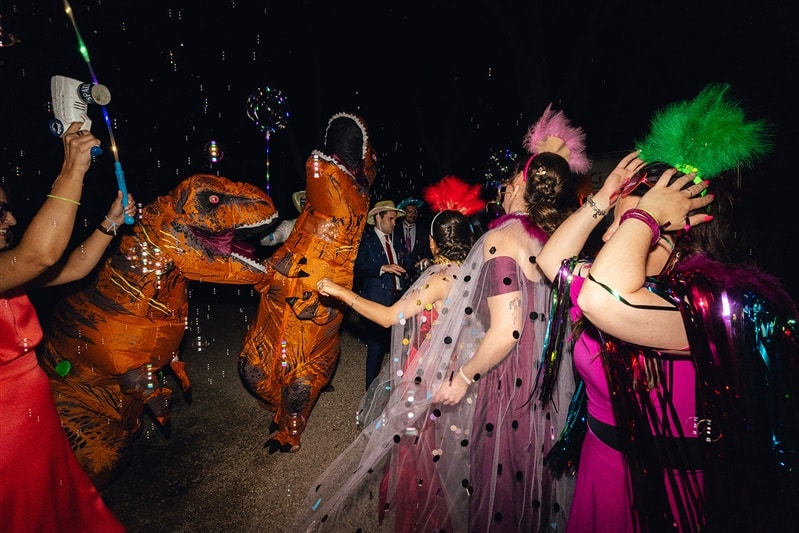 Foto de novios y sus amigos pasándolo bien en su boda con entretenimiento para sus invitados, están en una finca de InBodas llamada Los Rosales