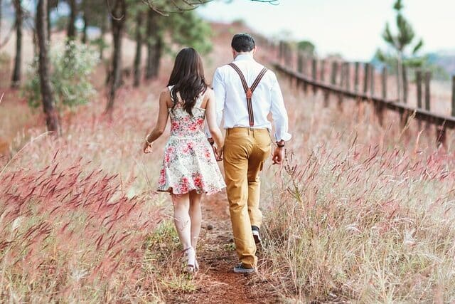 Foto de una pareja casada vestida casual para su boda al estilo anti-wedding