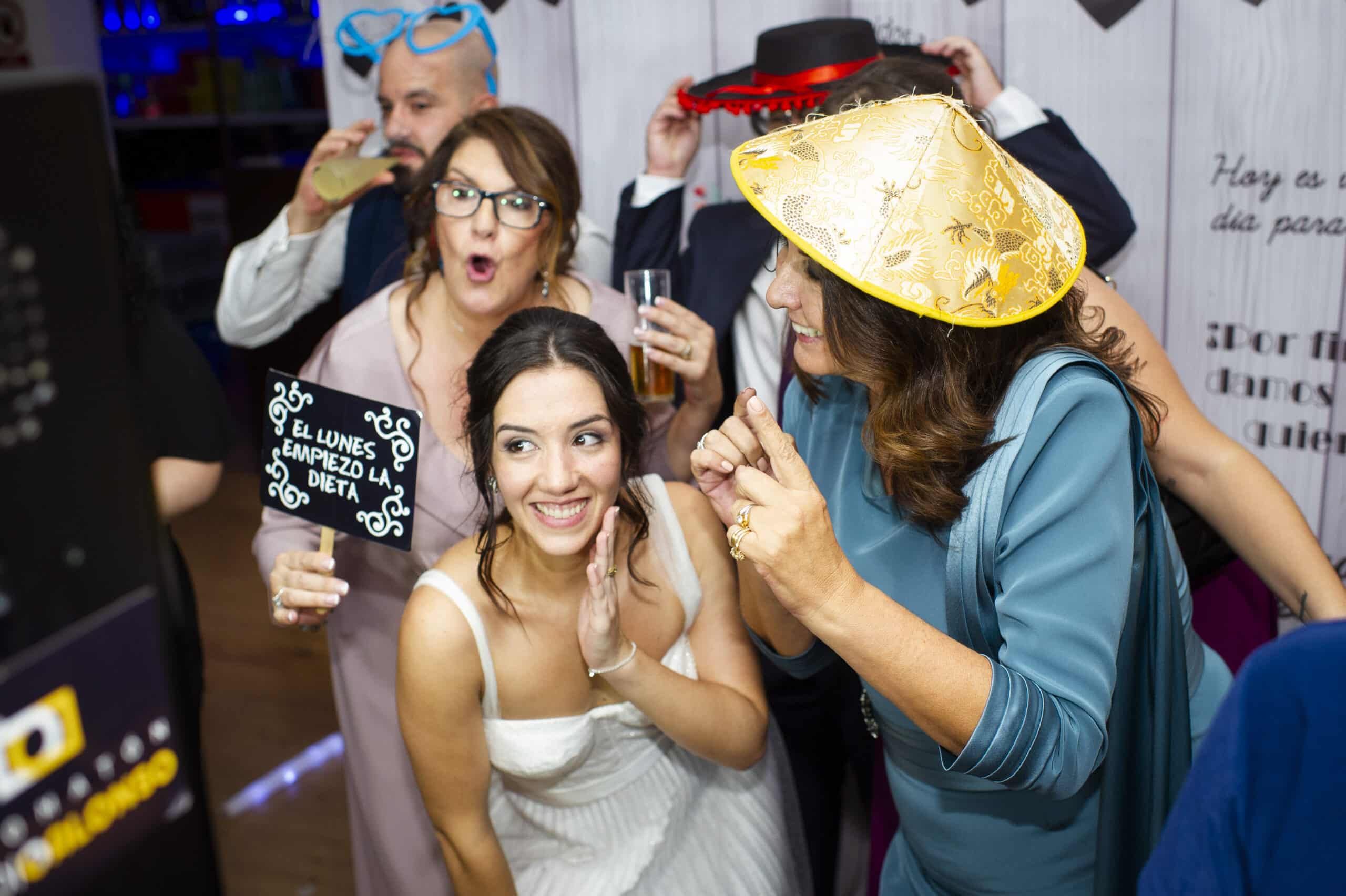 Foto anti wedding una novia divirtiéndose con su familia mientras se toma una foto en su boda